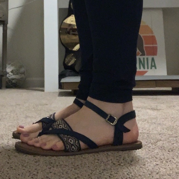 Tom’s Sandals - Picture 5 of 6